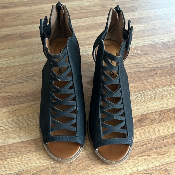 Soda black heel sandals Size 5 1/2 in excellent condition - Picture 3 of 4